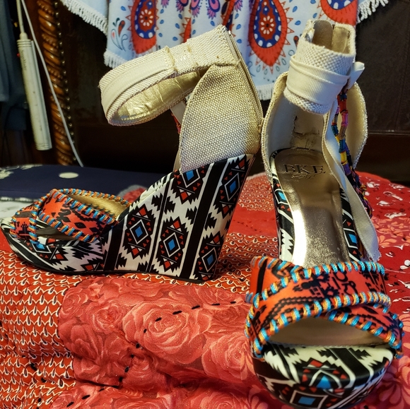 Wedge Heel - Picture 1 of 9